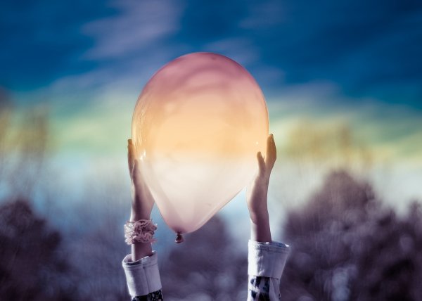 Девушка отпускает воздушный шар