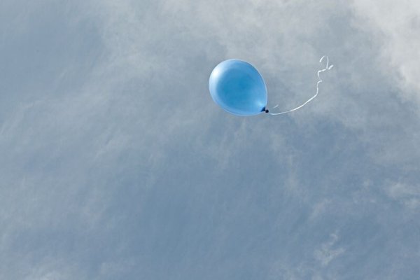 Девушка летает