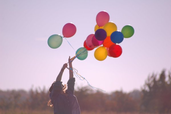 Силуэт девочки с шариками