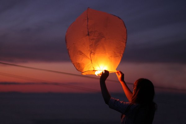 Красный шарик в небе