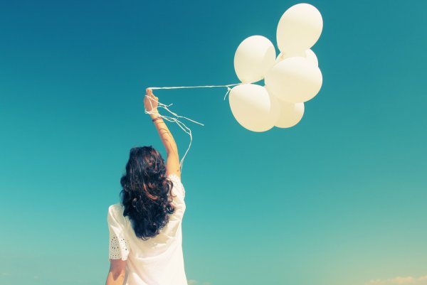 Брюнетка с воздушными шарами