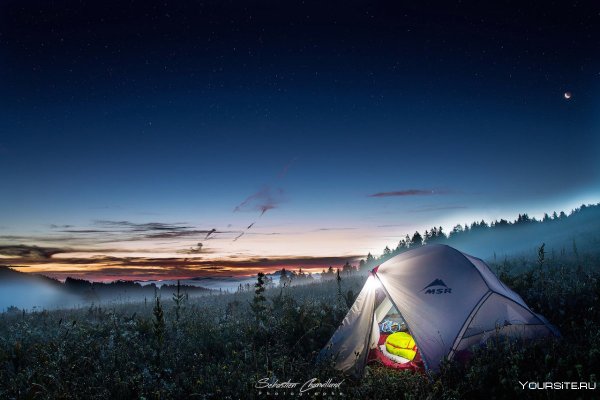 Палатка в горах ночью