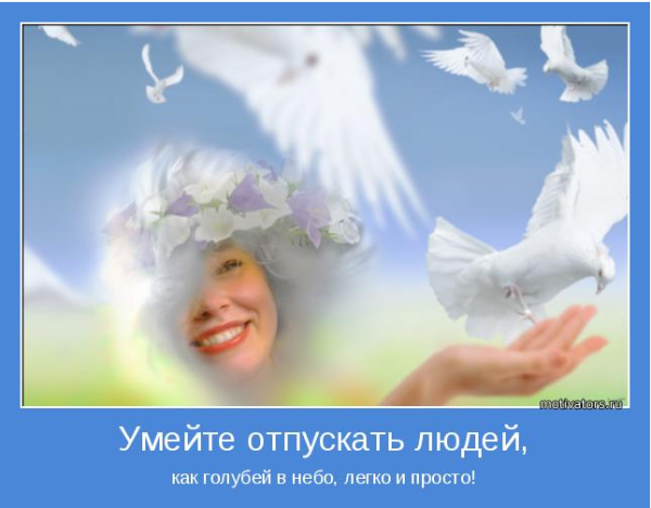 Человек отпускает голубя в небо