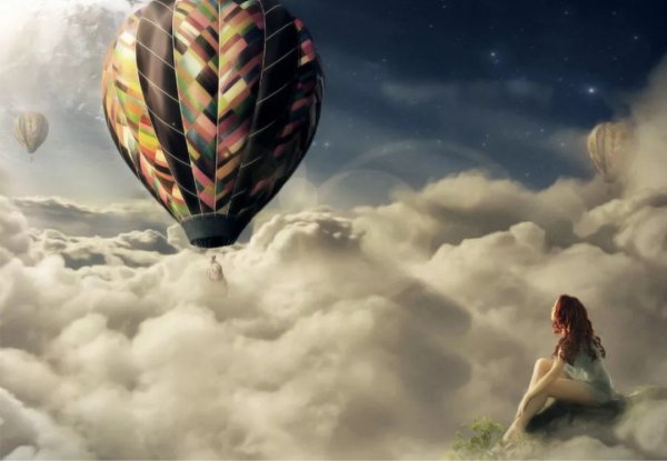 Воздушный шар в облаках