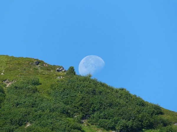 Луна днем на небе