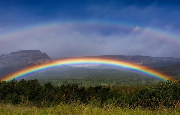 Радуга на пасмурном небе