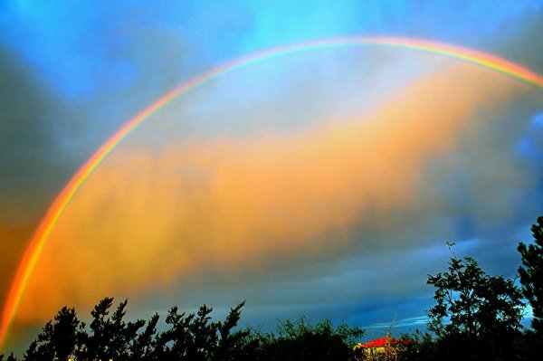 Радуга на грозовом небе