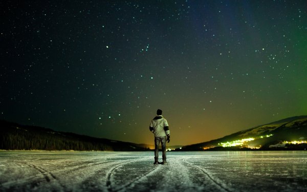 Силуэт девушки на фоне звездного неба