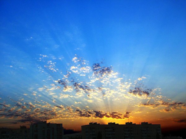 Голубое небо в городе