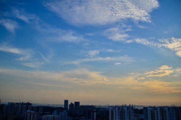 Голубое небо в городе