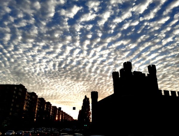 Вечерние облака над городом