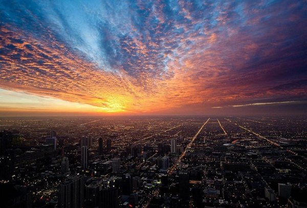 Розовый закат в городе