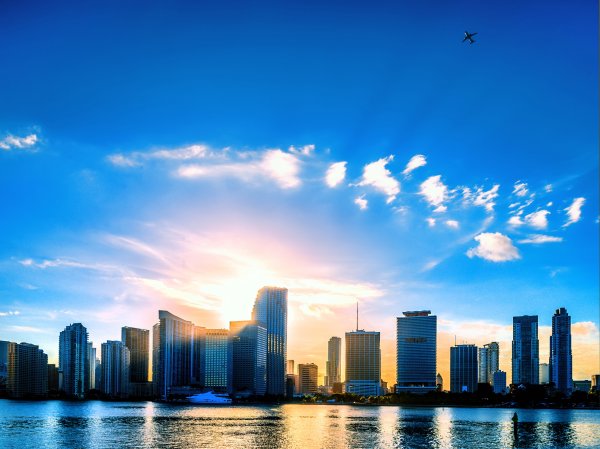 Розовый закат в городе