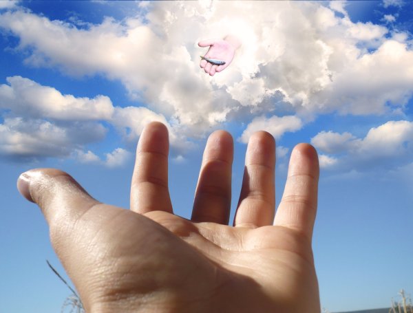 Рука к руке в небе