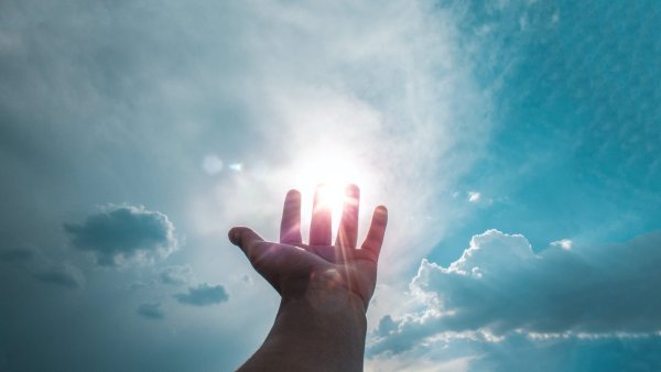 Рука тянется к небу