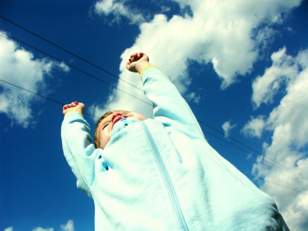 Счастливые дети весной