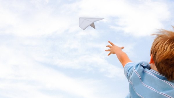 Ребенок смотрит в небо