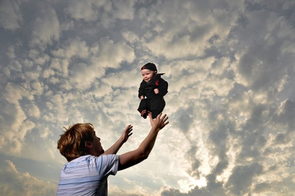 Показывает пальцем в небо