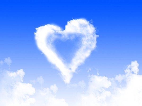 Сердце из рук на небе