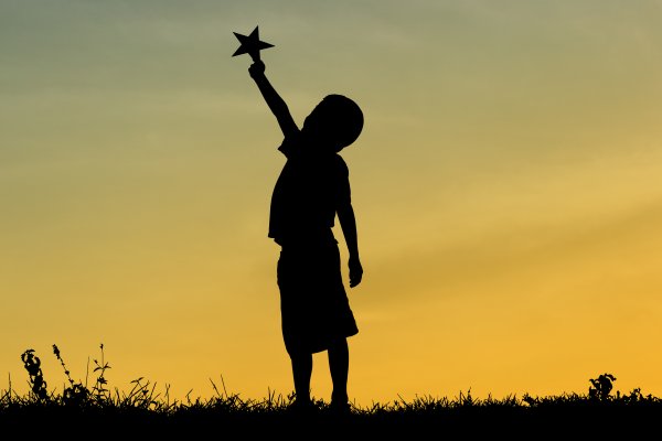 Мальчик с распростертыми руками