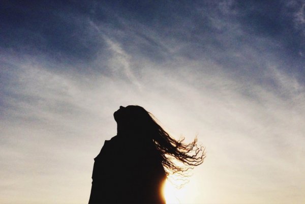 Силуэт девушки на ветру