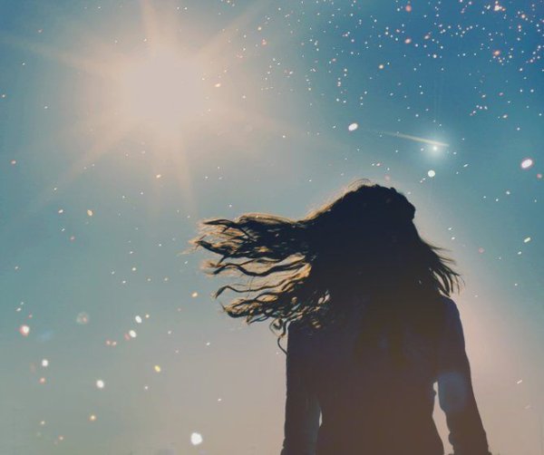 Девушка и звездное небо