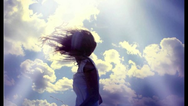 Девушка на фоне облаков