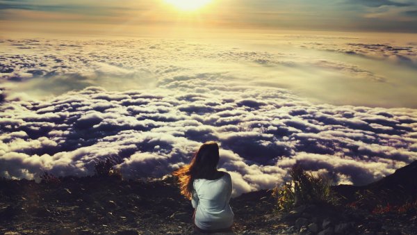 Девушка на фоне облаков