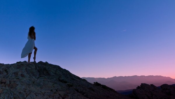 Девушка на фоне звездного неба