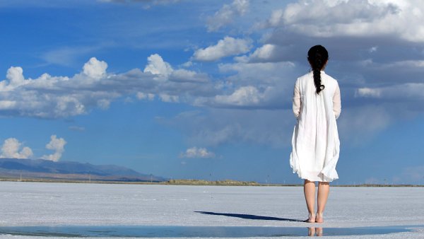 Силуэт девушки на фоне неба