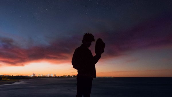 Силуэты двух мужчин на фоне неба