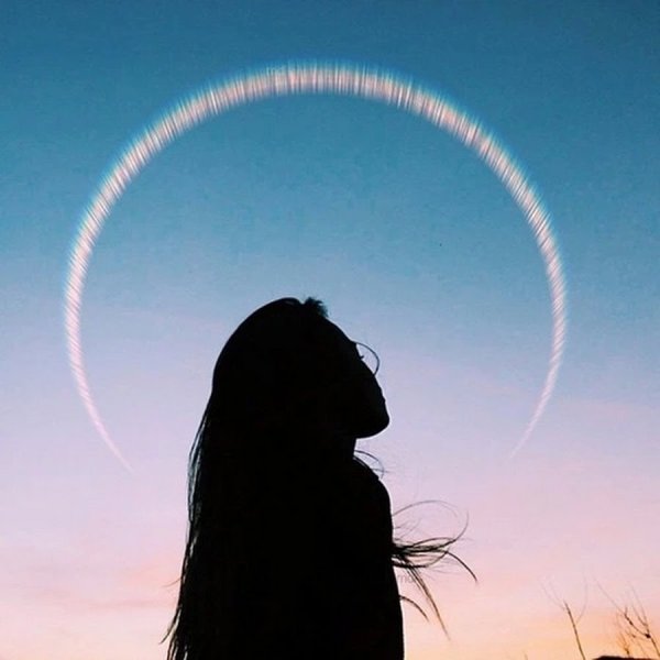 Человек в лучах солнца