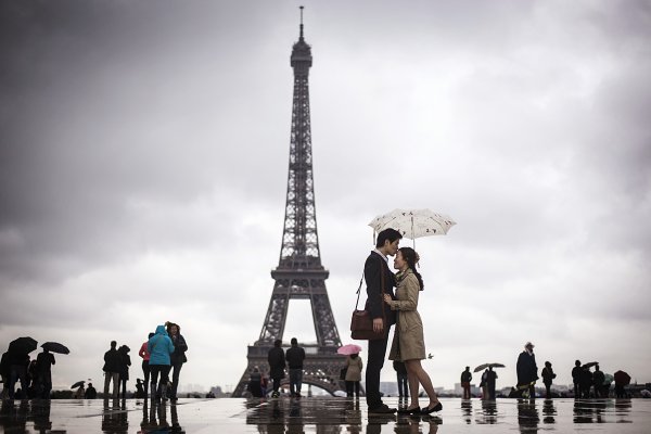 Франция девушка на фоне Эйфелевой башни