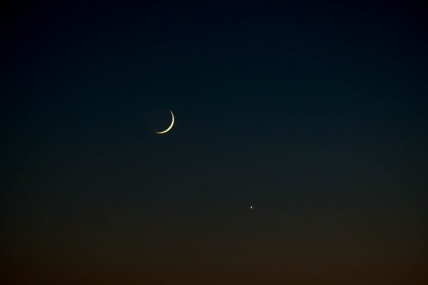 Месяц на темном небе