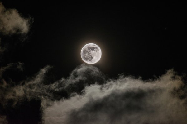 Луна на небе