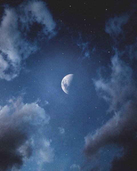 Луна на небе