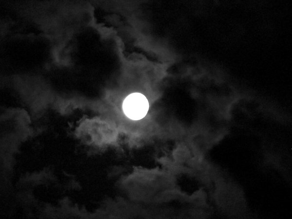Луна в облаках