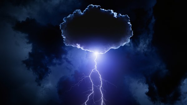 Молния в облаках