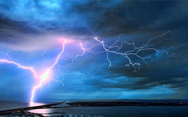 Молния в ночном небе