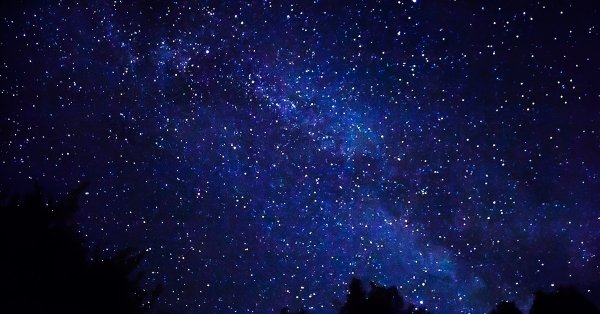 Темно синее небо со звездами