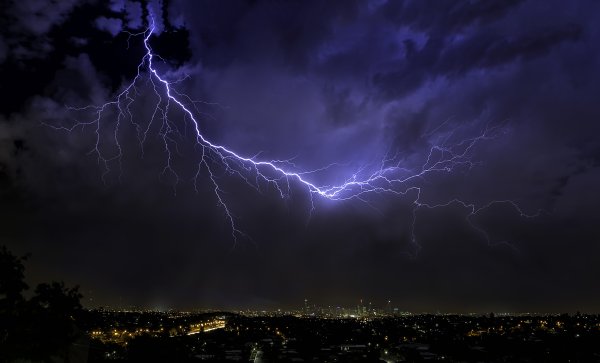 Ночное небо с грозой