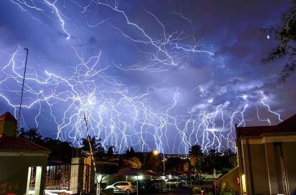 Молния в ночном небе