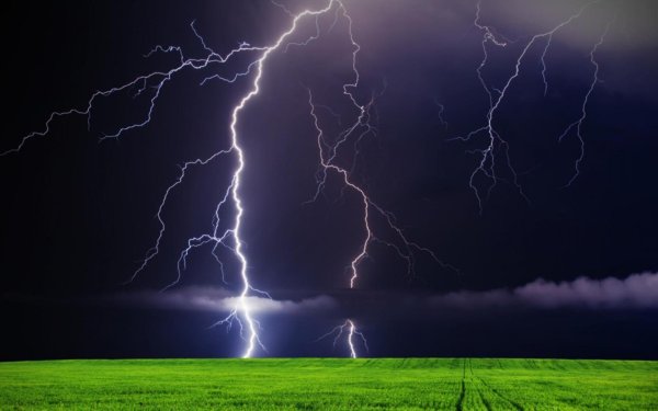 Молния на небе