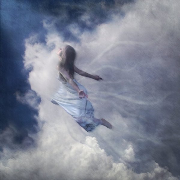 Девушка летает