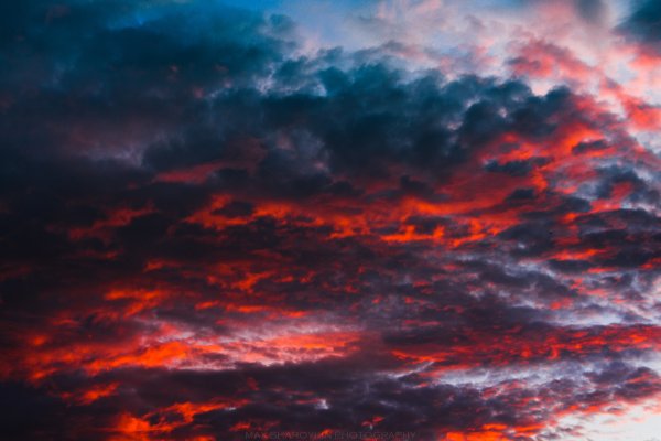 С лазурью неба огневой пейзаж