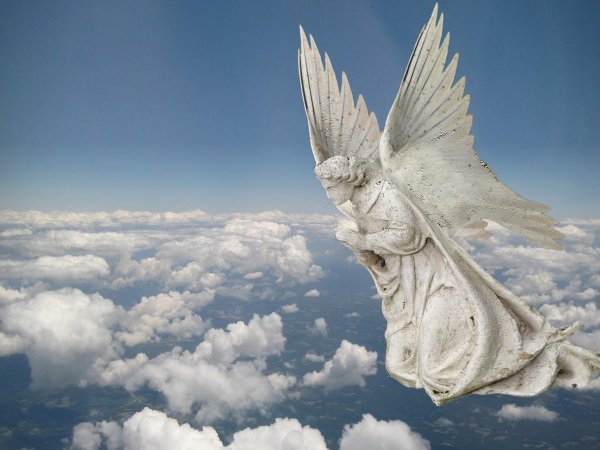 Ангел на облаке