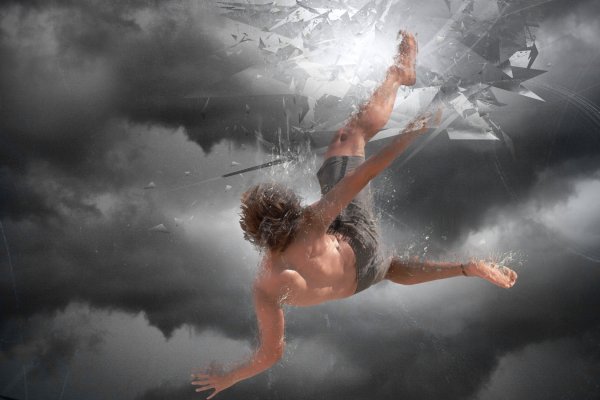 Девушка с крыльями в полете