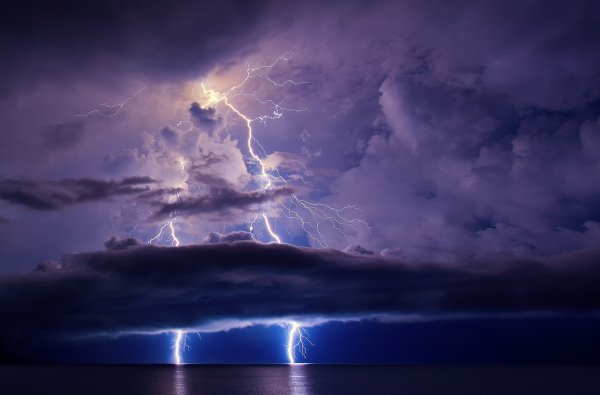 Поле перед дождем