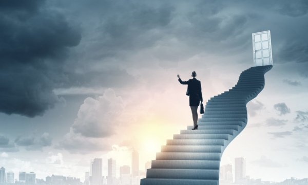 Человек на вершине лестницы