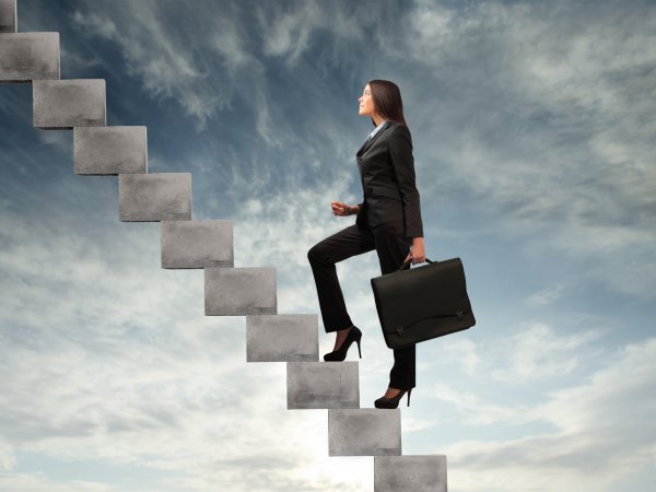 Девушка идет по облакам